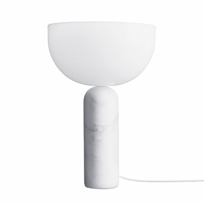 Weiße Kizu Tischleuchte von New Works mit Marmorfuß und halbrunder Lampenschirm für stimmungsvolle Beleuchtung.